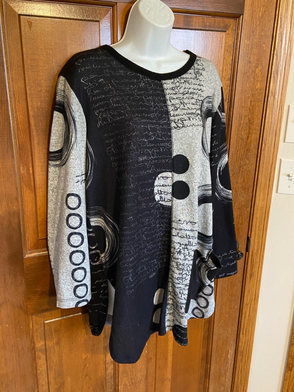 Jess & Jane tunic abstract design relaxed fit script motif Size Large - Picture 2 of 9